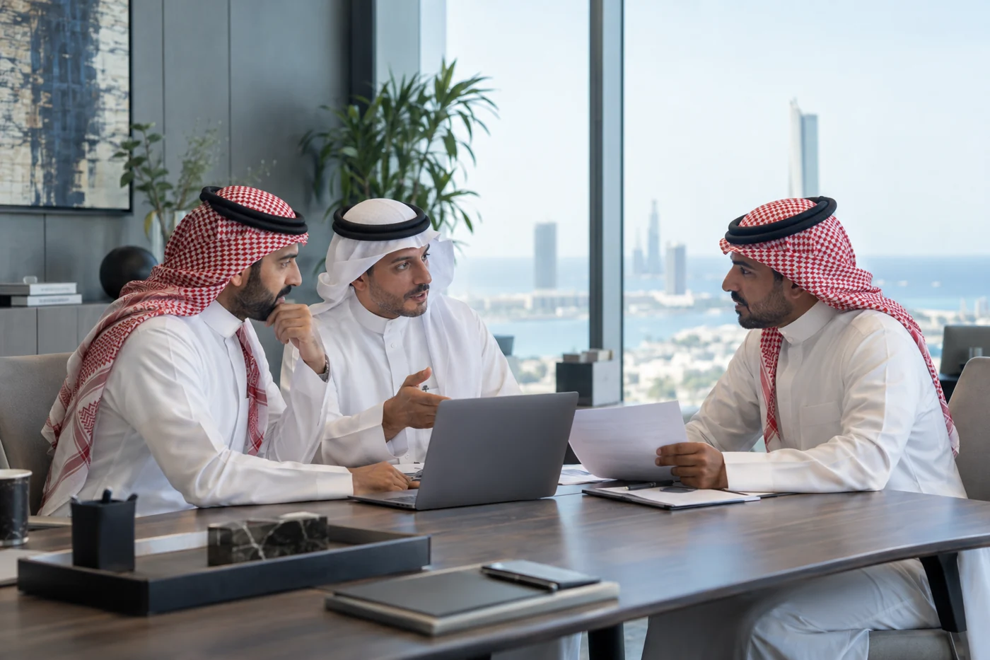 نقاش استشاري توضيحي في بيئة عمل سعودية